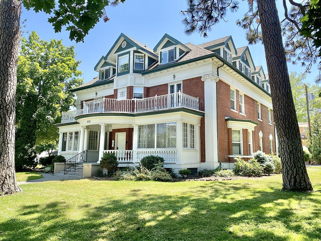 The Graves-White Mansion on 1st Avenue.